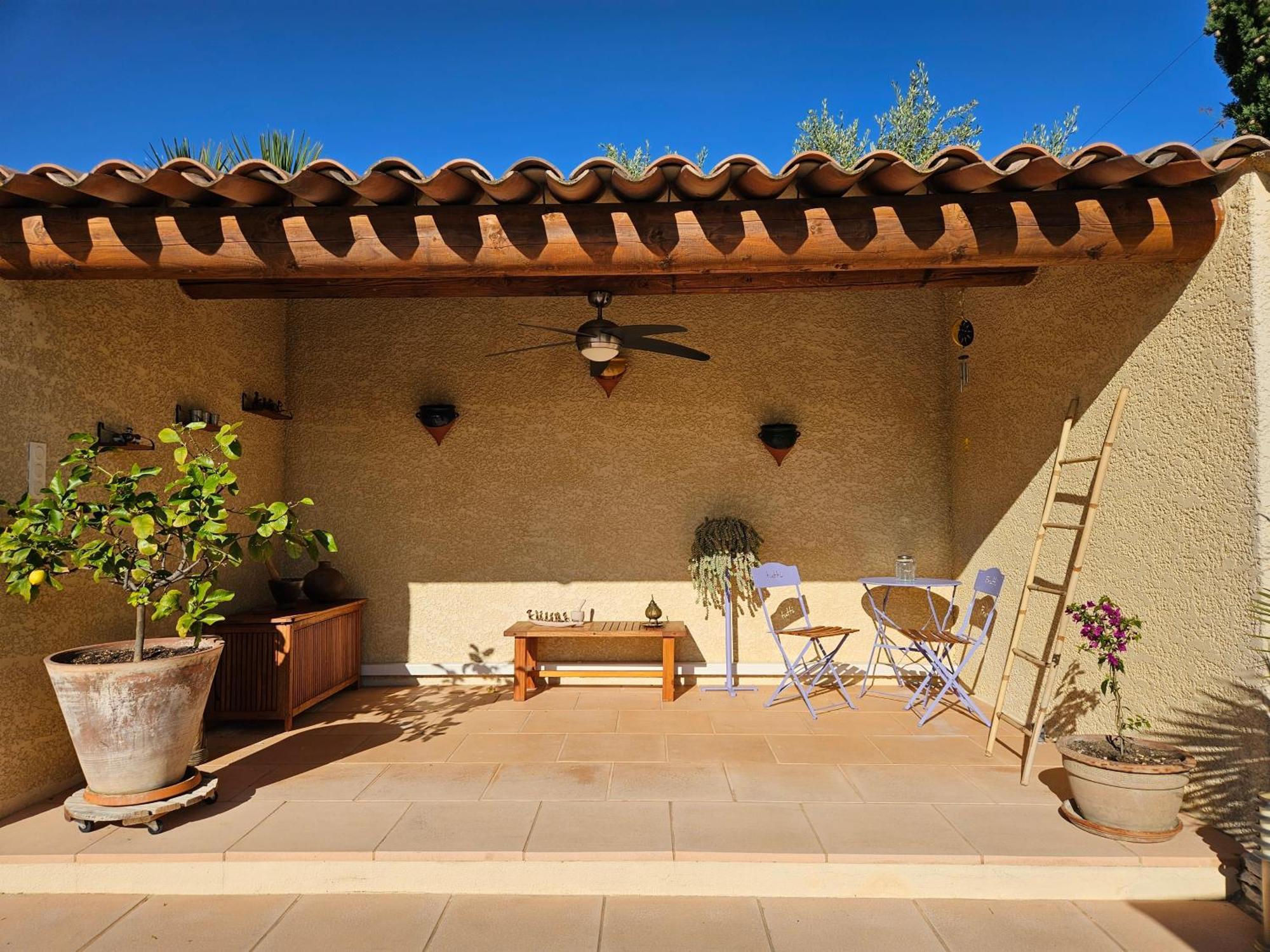 Au Pied Du Massif Des Costes Holiday home Pelissanne