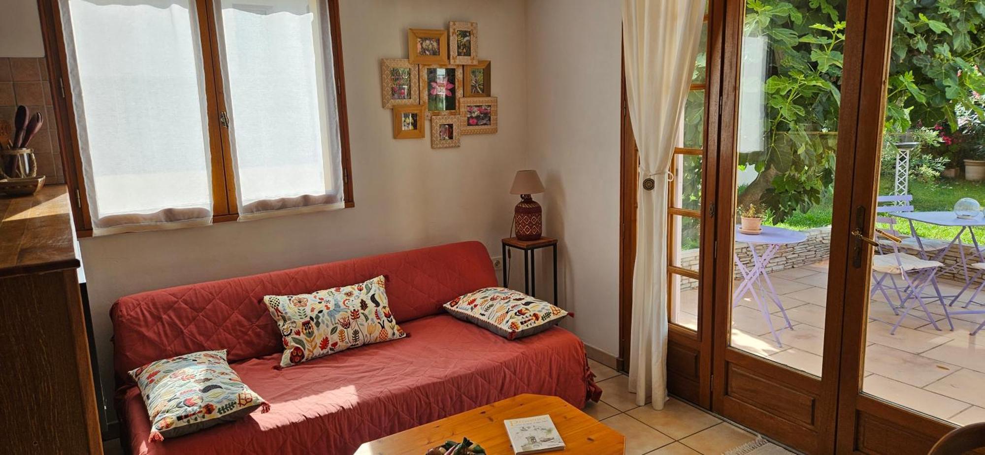 Au Pied Du Massif Des Costes Holiday home Pelissanne